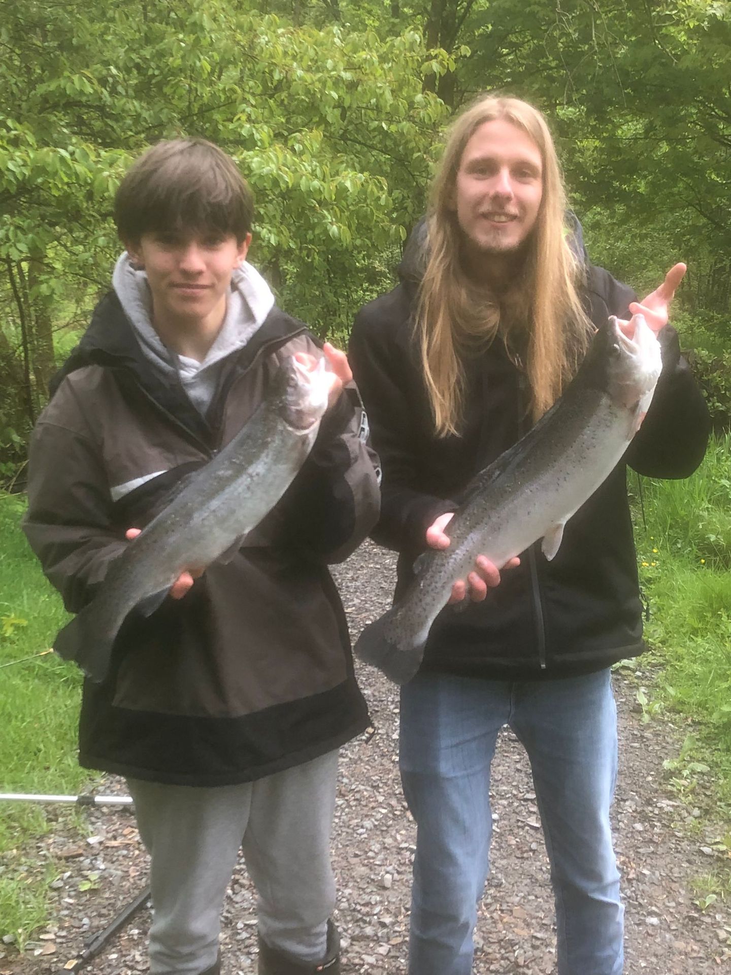 Zwei Sterile Lachsforelle gehalten von einem Angler