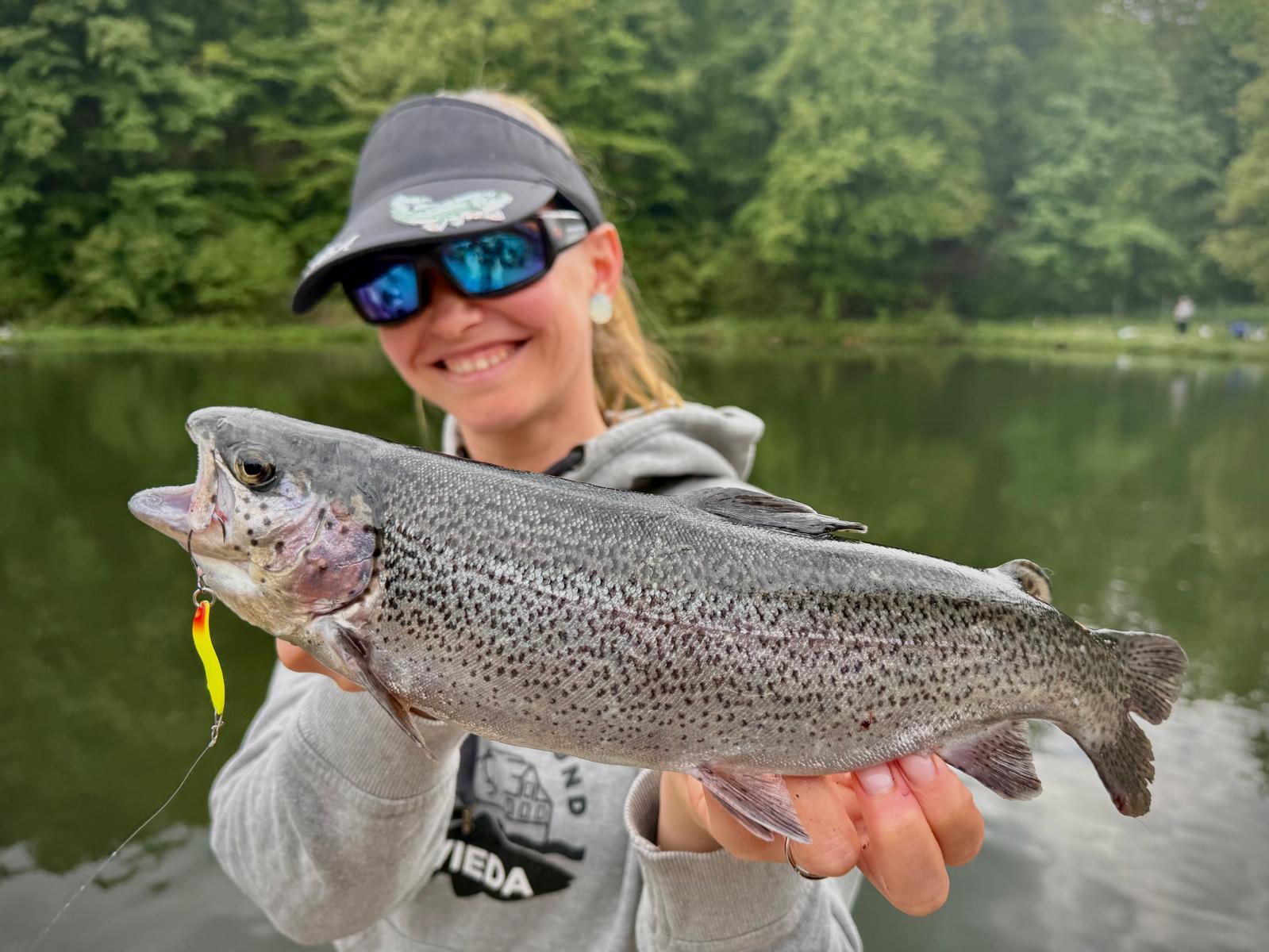 Anika präsentiert ihren gefangenen Fisch mit dem Berkley Spoon 